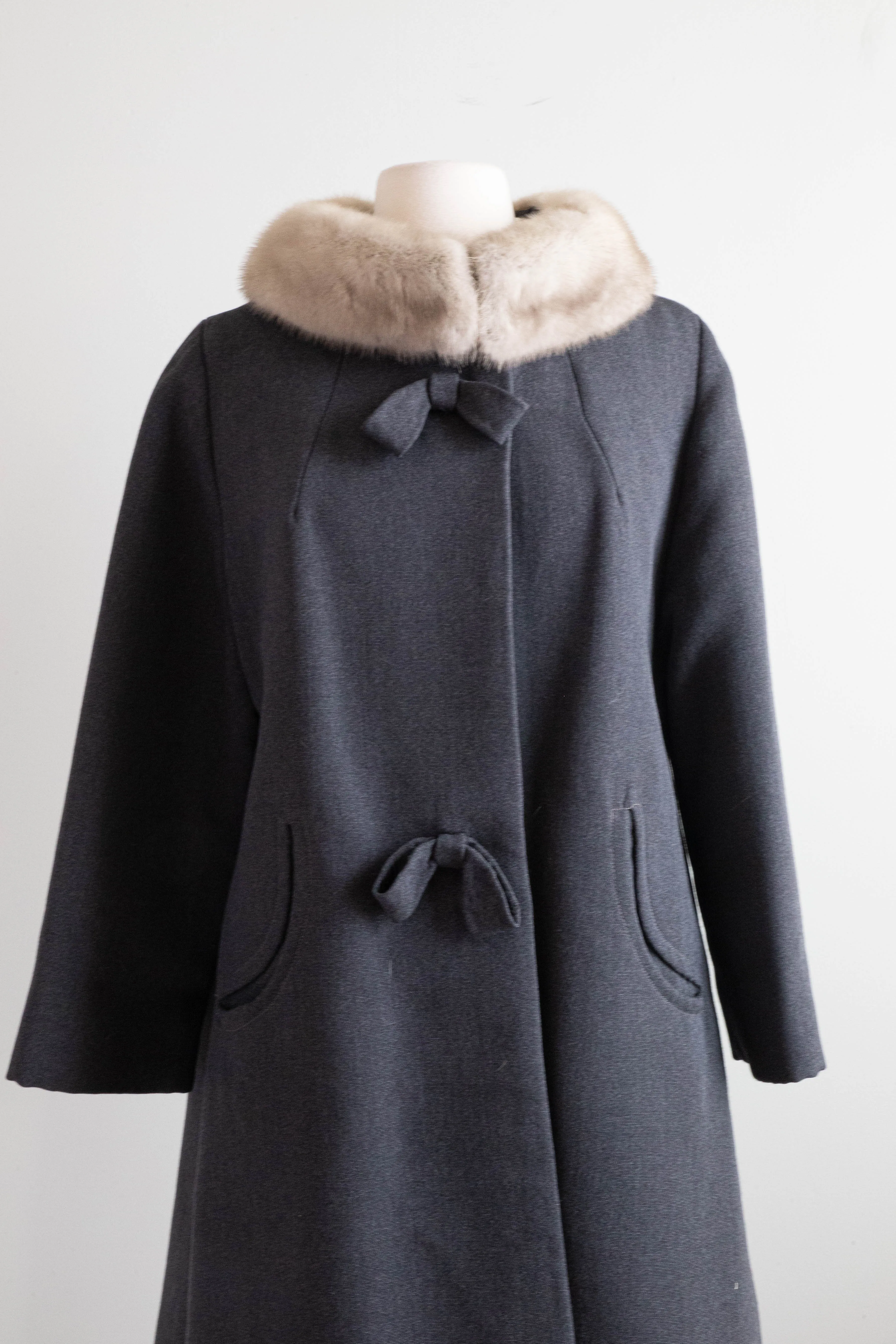 Absolutely Adorable 1960's Grey Wool Coat With Bows & Fur Collar / Medium