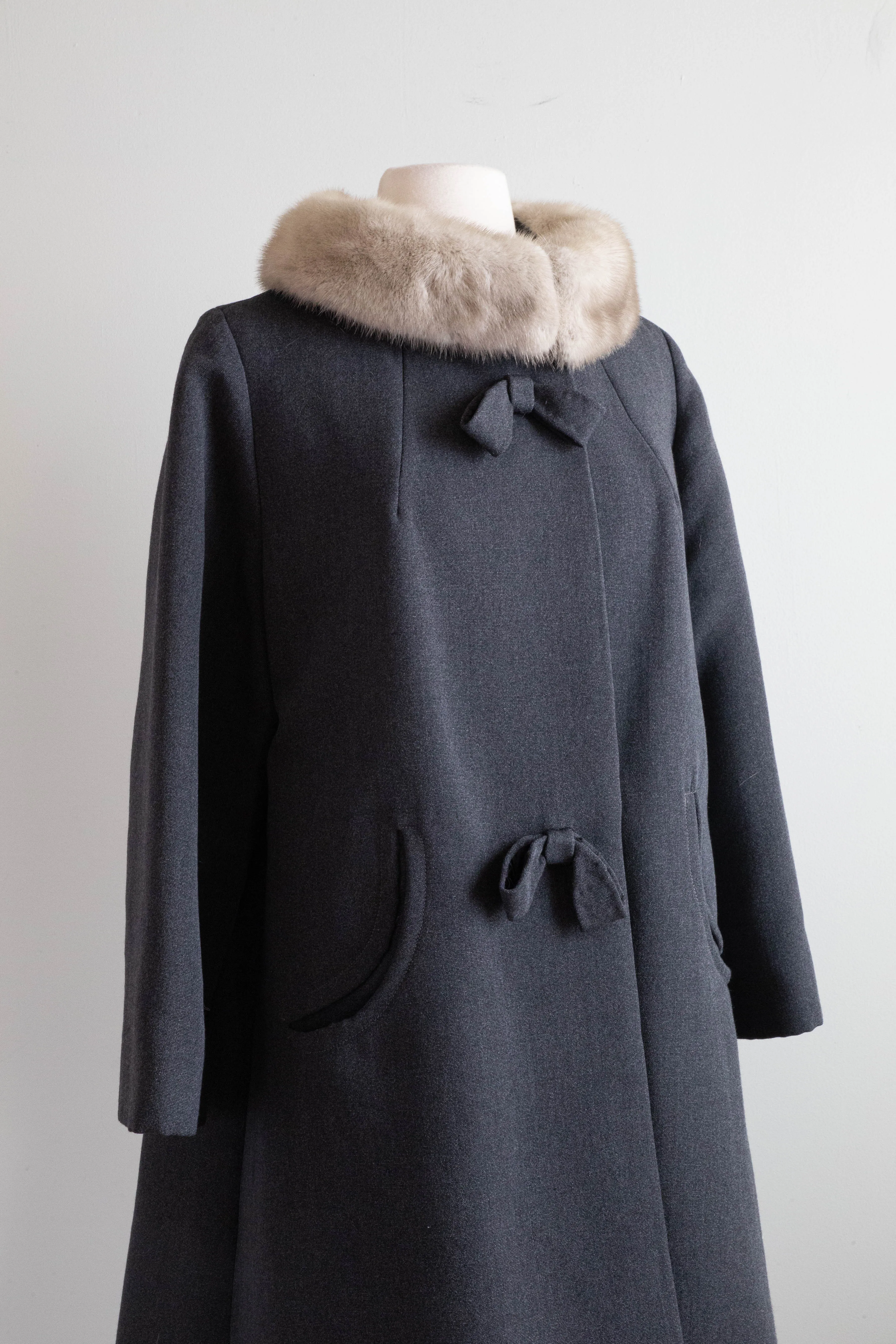 Absolutely Adorable 1960's Grey Wool Coat With Bows & Fur Collar / Medium